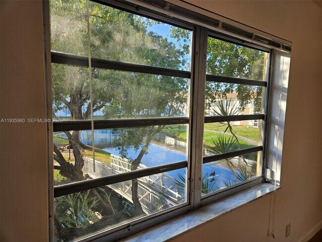 Building Photo - 5140 SW 40th Ave