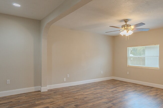 Building Photo - 129 W Church St