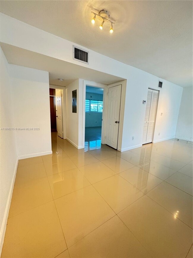 Building Photo - 8035 Crespi Blvd