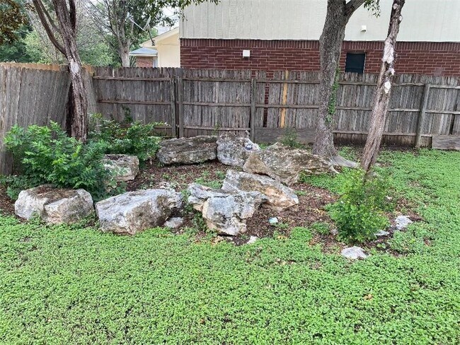 Building Photo - 4000 Barlow Dr