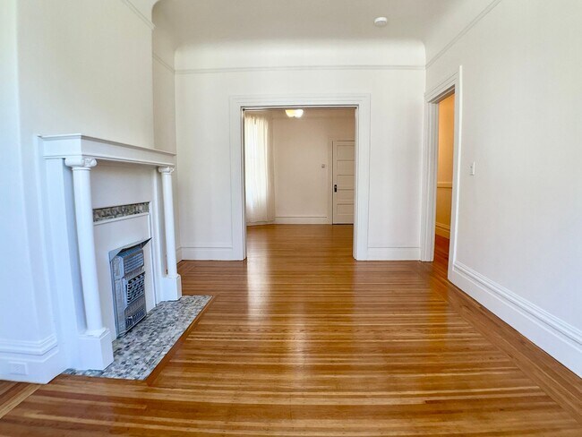 Building Photo - REMODELED 1BR. IN-UNIT LAUNDRY! Dishwasher...