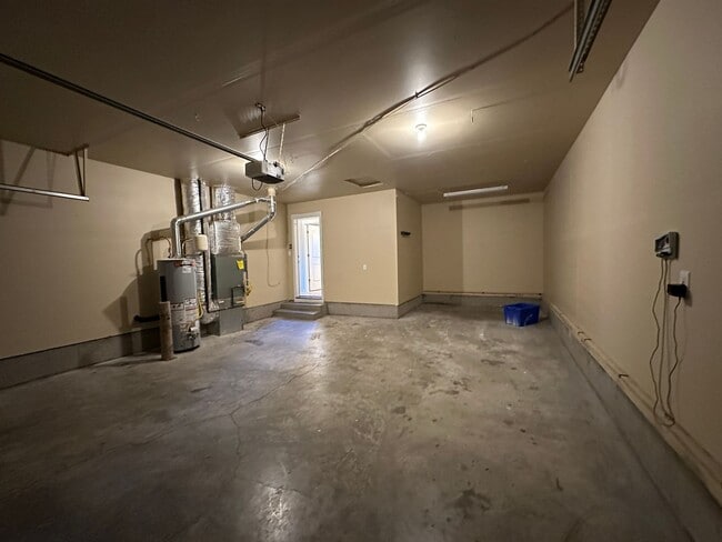 Building Photo - MOVE IN SPECIAL!  Remodeled 3 Bedroom / 2.5 Bathroom Home Southwest Redmond