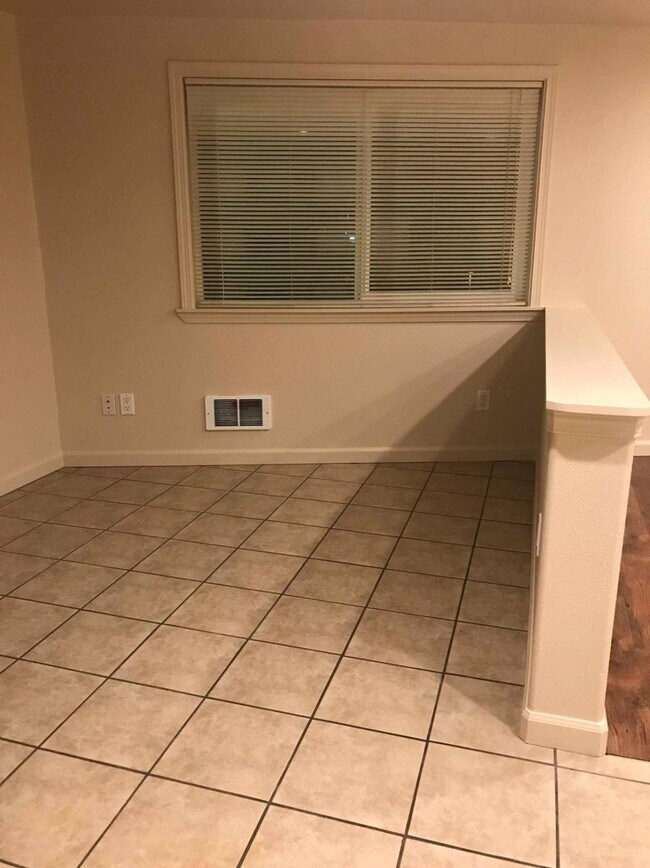 Building Photo - Quarter Deck Apartment