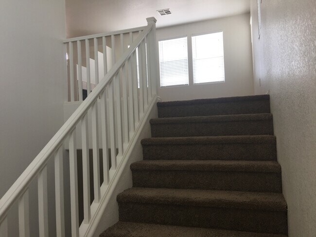 Building Photo - IMPECCABLE 2-STORY IN FANTASTIC NEIGHBORHOOD!