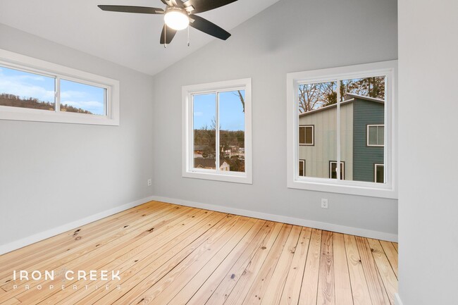 Building Photo - Beautiful New Compact Cottage in South Ash...