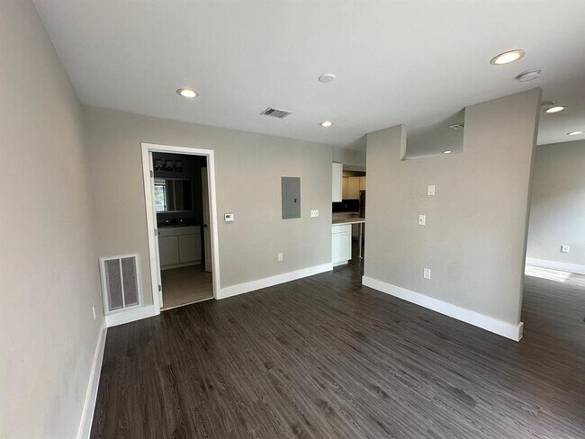 Building Photo - 935 La Posada Dr