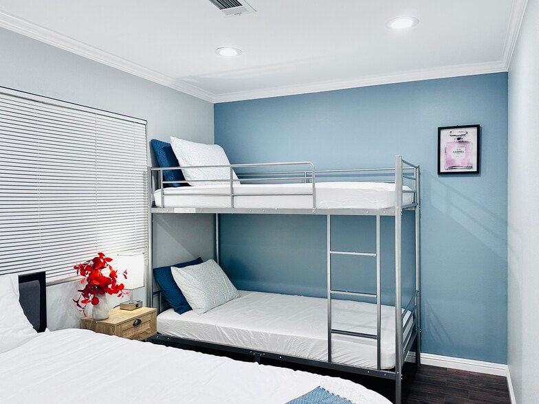 Building Photo - 2621 Wallace Ave