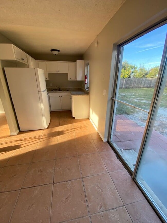 Building Photo - 3 Bed 1 Bath Home | Pet Friendly | Fenced ...