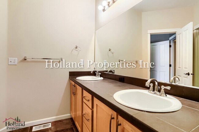 Building Photo - 4949 SW 141st Ave