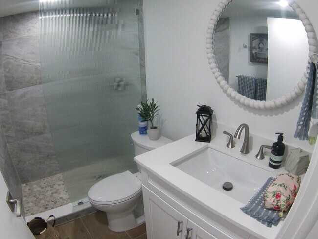 Building Photo - 541 Normandy Ln