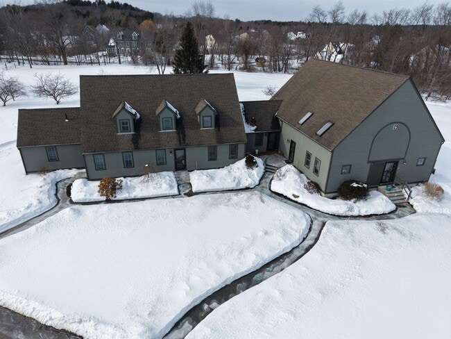 Building Photo - 35 Montrose Dr