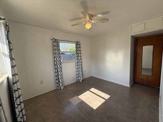 Building Photo - 915 14th St E