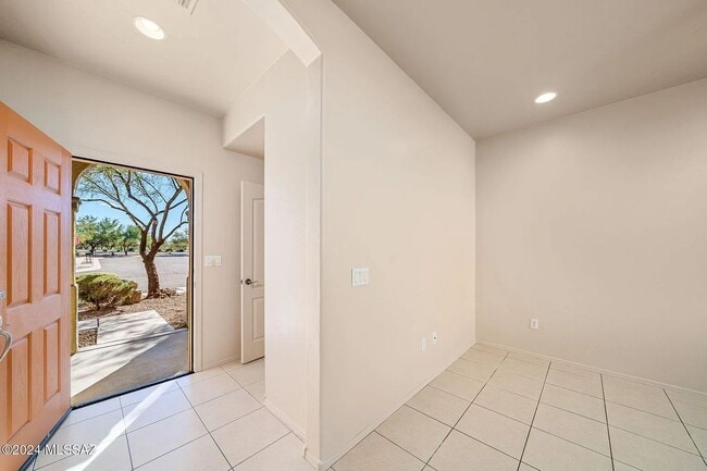 Building Photo - 4 bed/3bath in desirable Paseo Del Rio Community