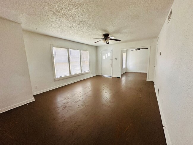 Building Photo - 3 bedroom one bath