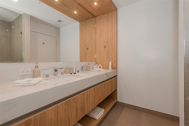 Building Photo - 11 NE 6th St