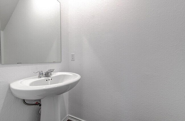 Building Photo - 2704 Shimsham Dr