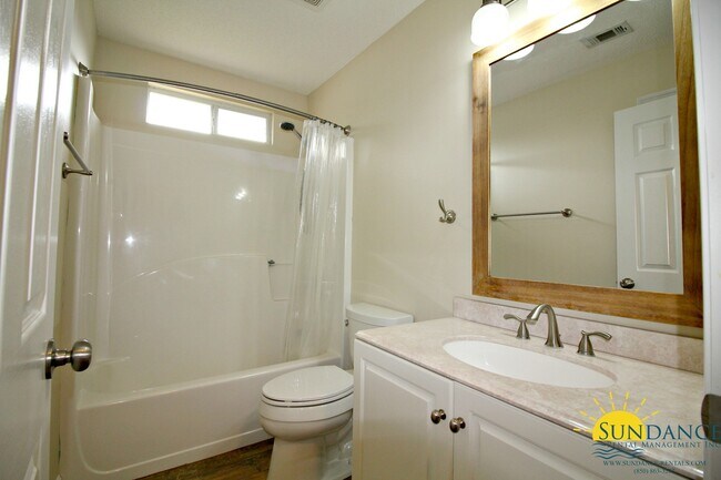 Building Photo - Stunning 4 Bedroom Home in Niceville