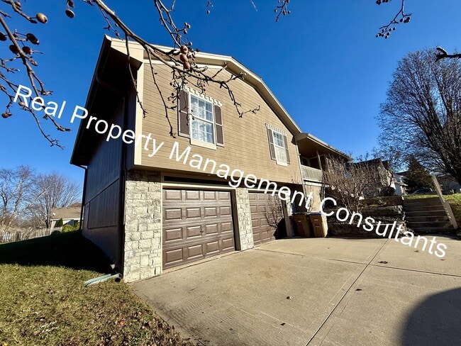 Building Photo - 4 Bedroom with Flexible Living Space!  Deposit Free Living Available via Obligo