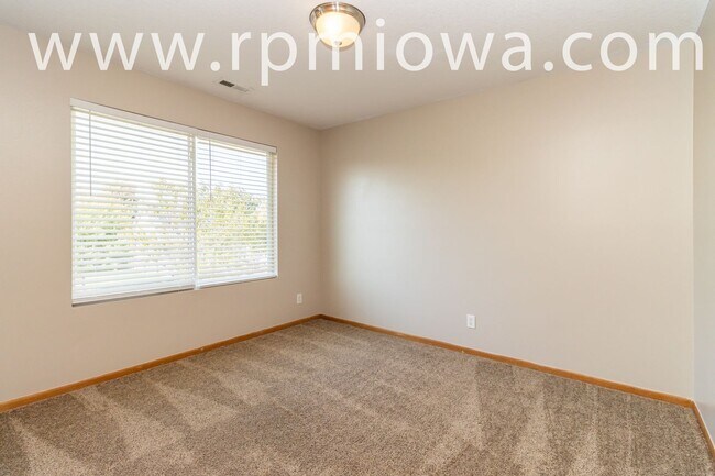 Building Photo - FENCED IN YARD!!  4 Bedroom, 2.5 Bathroom Home in Waukee