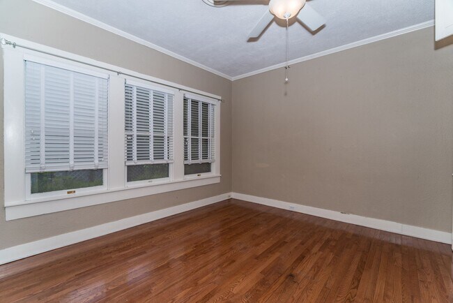 Building Photo - Alamo Heights Cottage