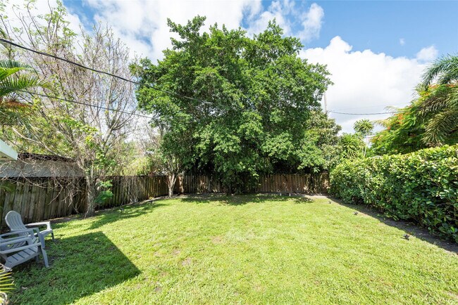 Building Photo - 1541 NW 6th Ave