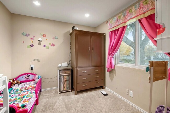 Building Photo - Beautiful 4 Bedroom Home in Sandy!