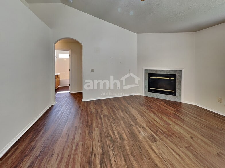 Building Photo - 13350 W Rochester St