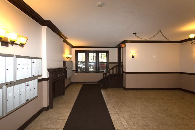 Building Photo - 842 W Wolfram St