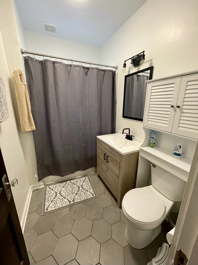 Building Photo - 3431 N Lowell Ave