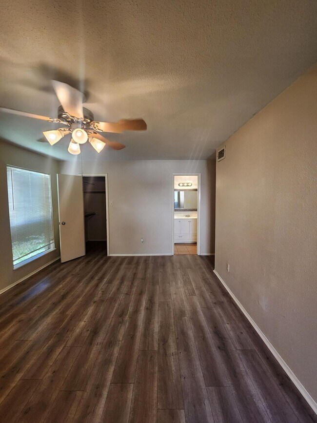 Building Photo - 5665 Birchmont Dr