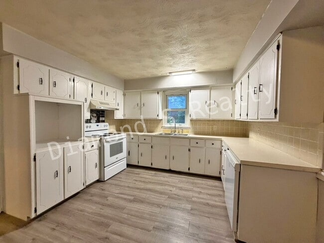 Building Photo - MOVE IN SPECIAL!  Cute 3 bedroom home close to Evangel University and Spfd/Green County Park Board