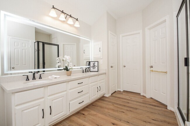 Building Photo - 10 Heathstone Pl