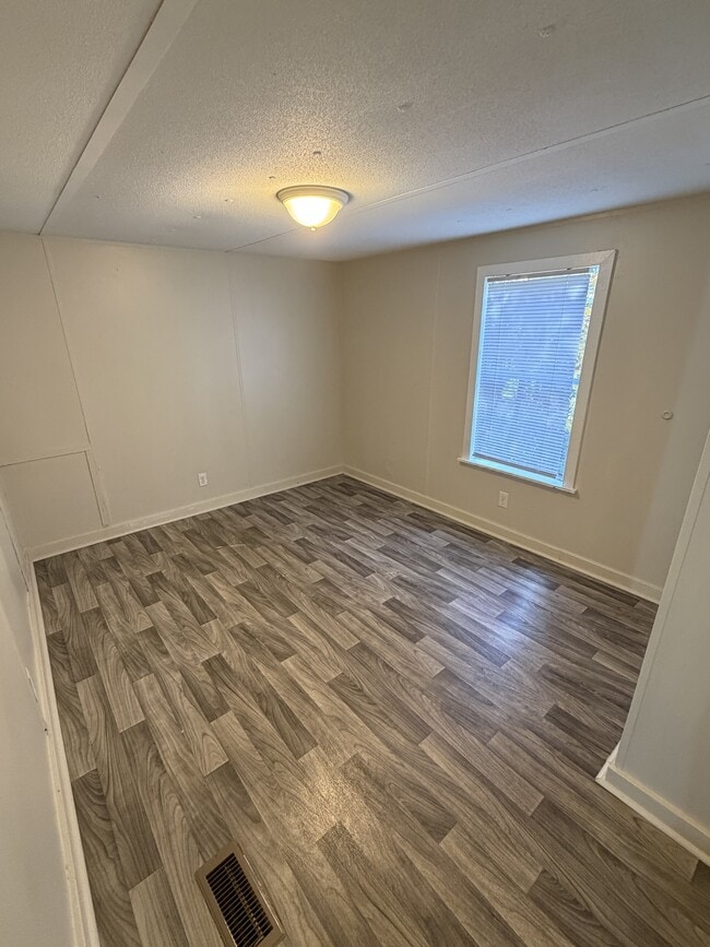 Building Photo - 61 Platinum Dr