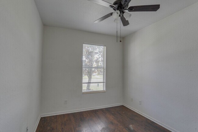 Building Photo - 4977 Pall Mall St W