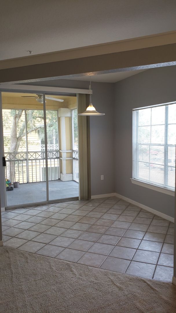 Building Photo - Large 3-Bedroom, 2-Bath Condo with Solariu...
