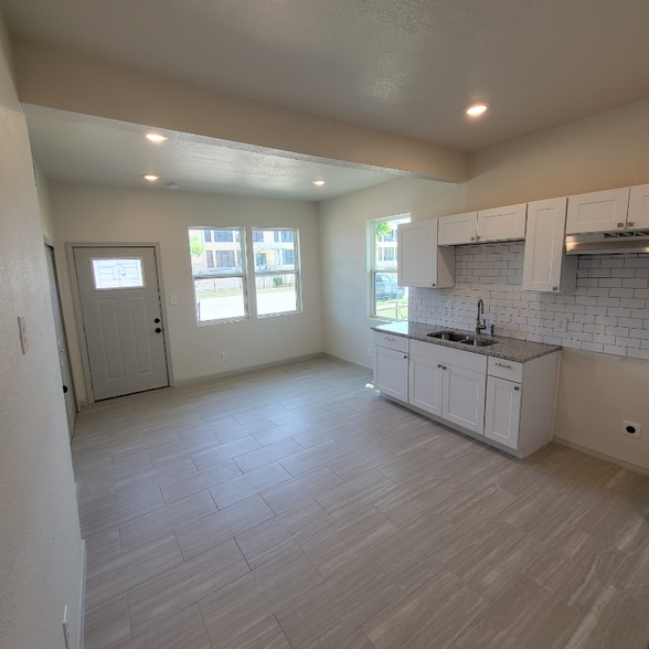 Building Photo - 647 Hammond Ave