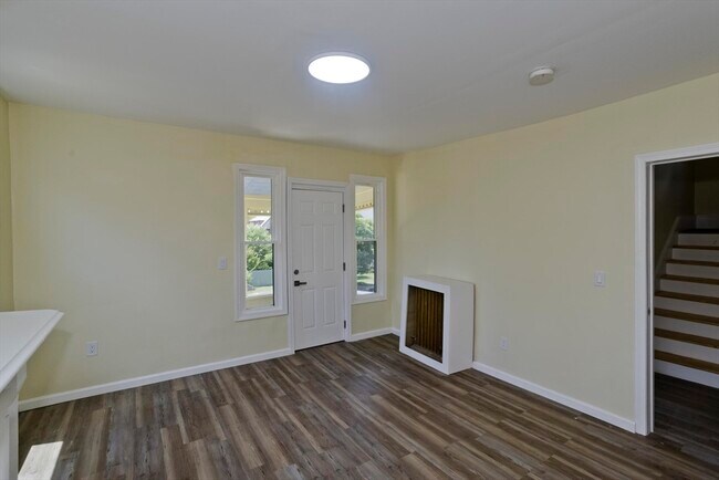 Building Photo - 205 St James Ave