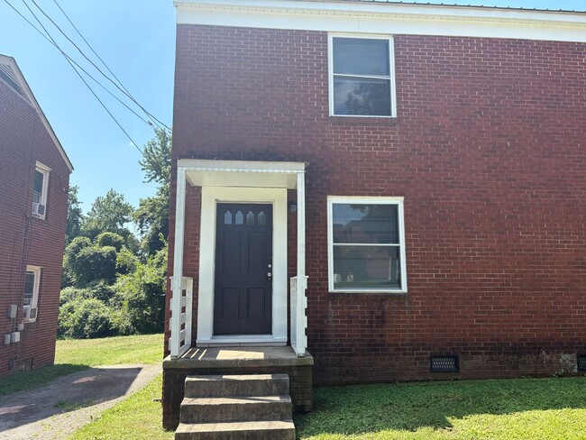 Building Photo - 2 Bedroom, 1 Bathroom Apartment in High Po...