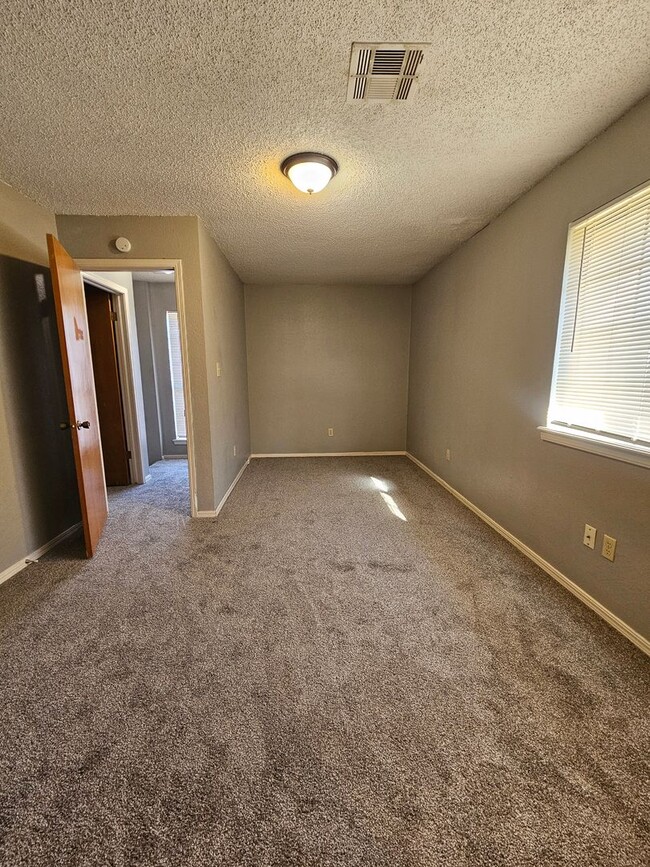Building Photo - (2) Bed/(1.5) Bath Townhome Available NOW!