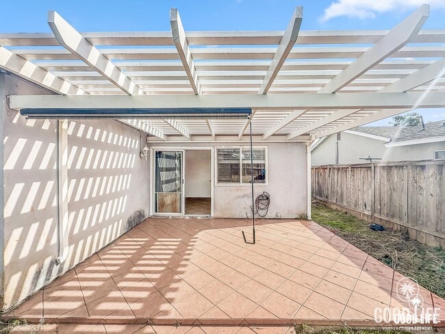 Building Photo - Nice 4B/2BA w/ Attached Garage & Fenced Yard