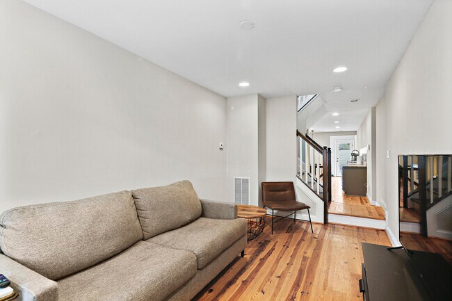 Building Photo - 614 S Port St