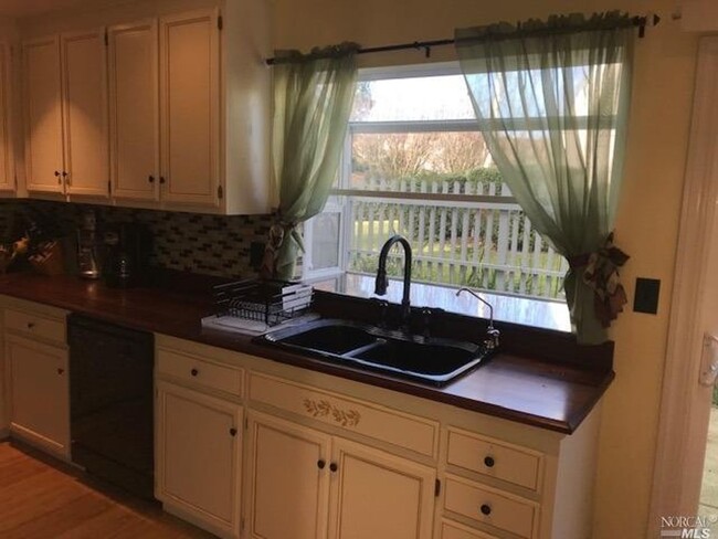 Building Photo - Gorgeous 3 bedroom 2.5 bath 2 story Townho...