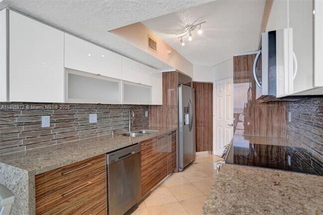 Building Photo - 16711 Collins Ave