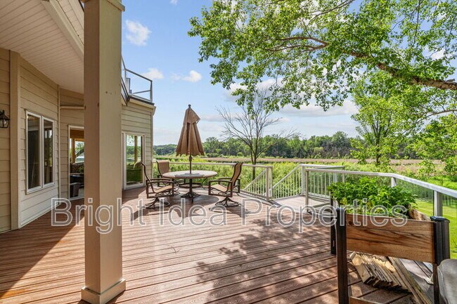 Building Photo - 6210 Deerwood Cir N