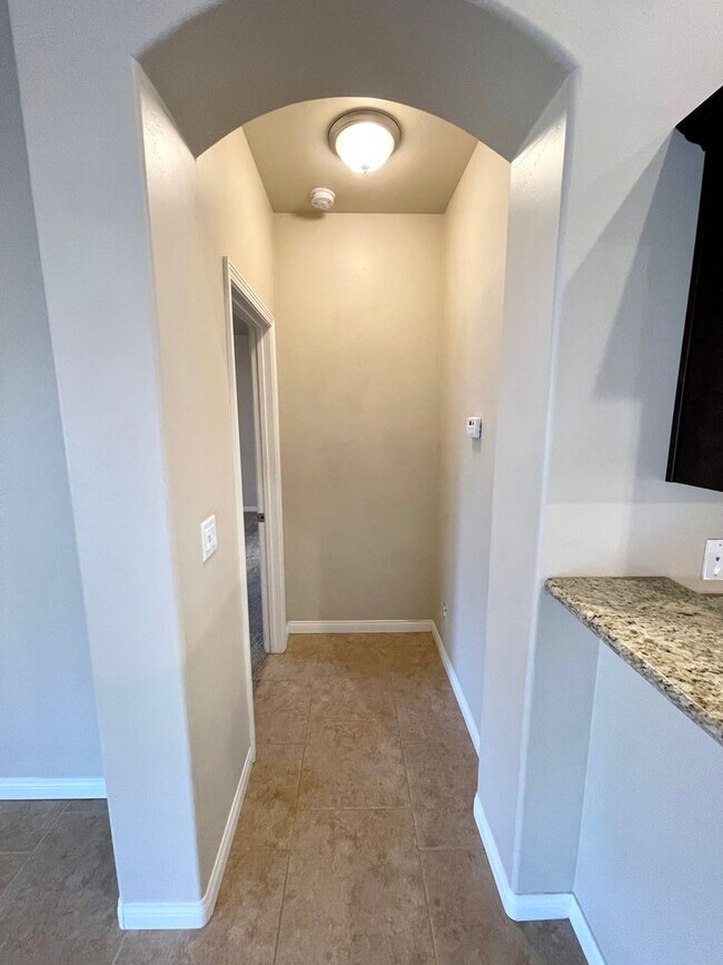 Building Photo - Beautiful 3 Bedroom Home in Hualapai Shadows! *HOME IS CURRENTLY OCCUPIED, PLEASE DO NOT DISTURB ...