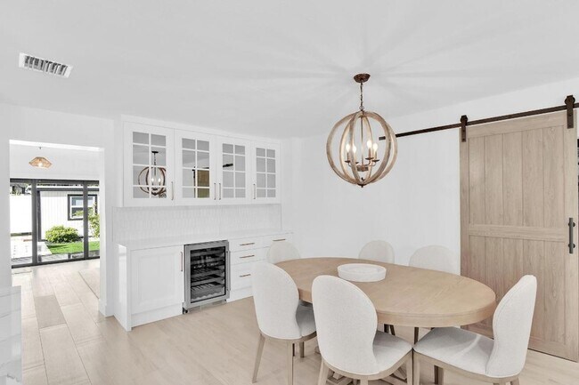 Building Photo - 3210 Palm Dr