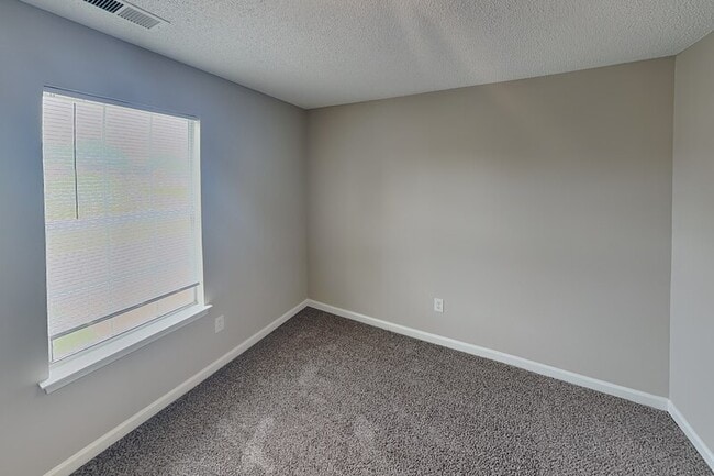 Building Photo - 5657 Wolf Pack Dr