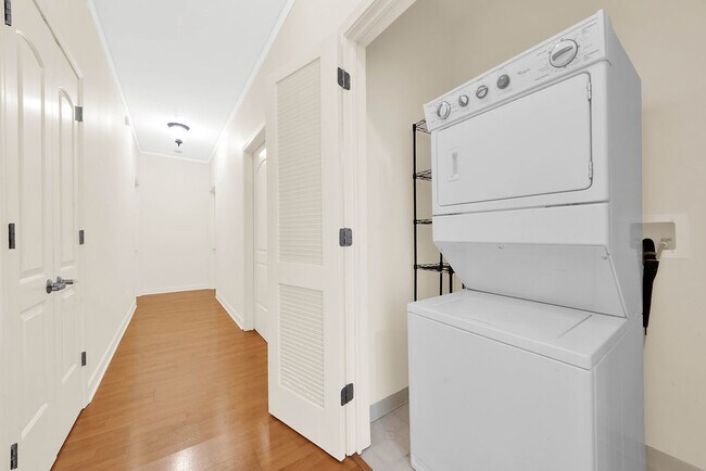 Building Photo - 450 E Waterside Dr