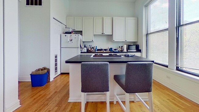 Building Photo - Second Floor Lakeview One Bedroom