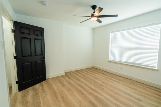 Building Photo - 1402 Bayou Shore Dr